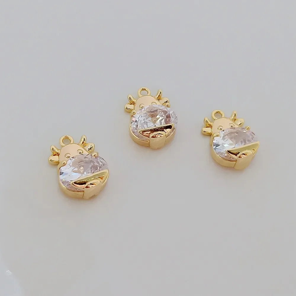 14K Gold-plated and Zircon Inlaid Cute Ox Zodiac Pendant Bracelet, Collarbone Necklace Pendant Accessory Material
14K Gold-plated and Zircon Inlaid Cute Ox Zodiac Pendant Bracelet, Collarbone Necklace Pendant Accessory Material