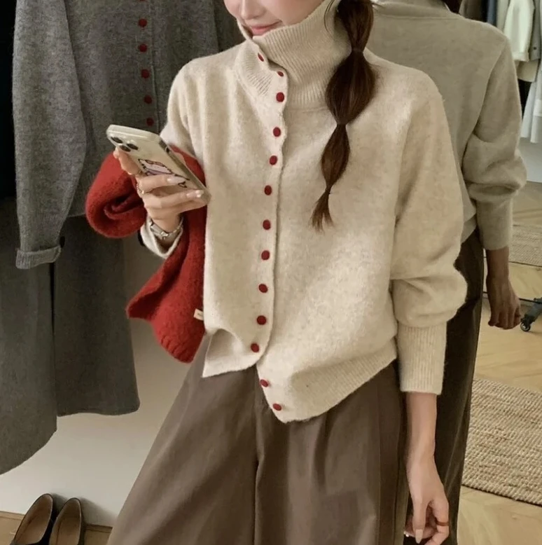 Новый модный элегантный однобортный вязаный кашемировый кардиган с высоким воротником, теплый и толстый верхний свитер
Новый модный элегантный однобортный вязаный кашемировый кардиган с высоким воротником, теплый и толстый верхний свитер