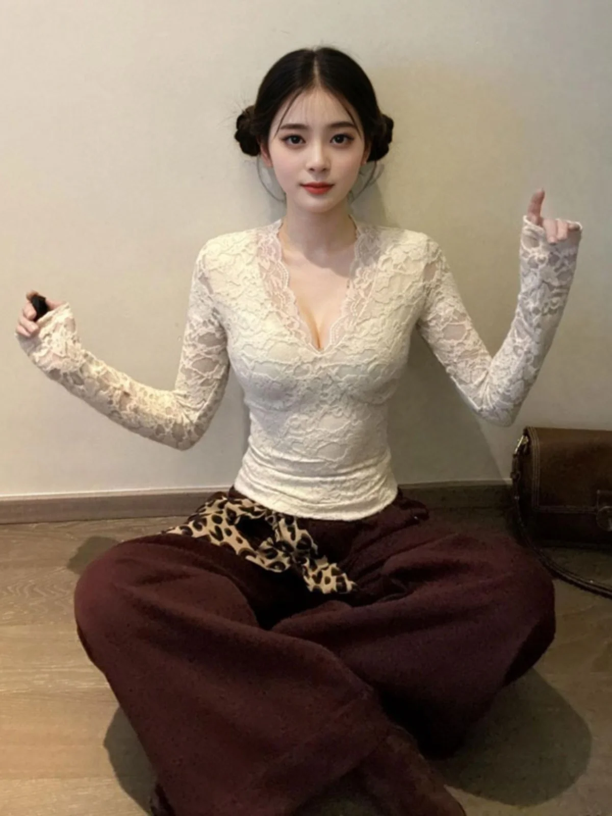 Unique Beautiful Lace Shirt V-neck Slim Fit Spring 2026 Trendy Top French Style Long Sleeve Short Length Pure Color Citywalk
Unique Beautiful Lace Shirt V-neck Slim Fit Spring 2026 Trendy Top French Style Long Sleeve Short Length Pure Color Citywalk