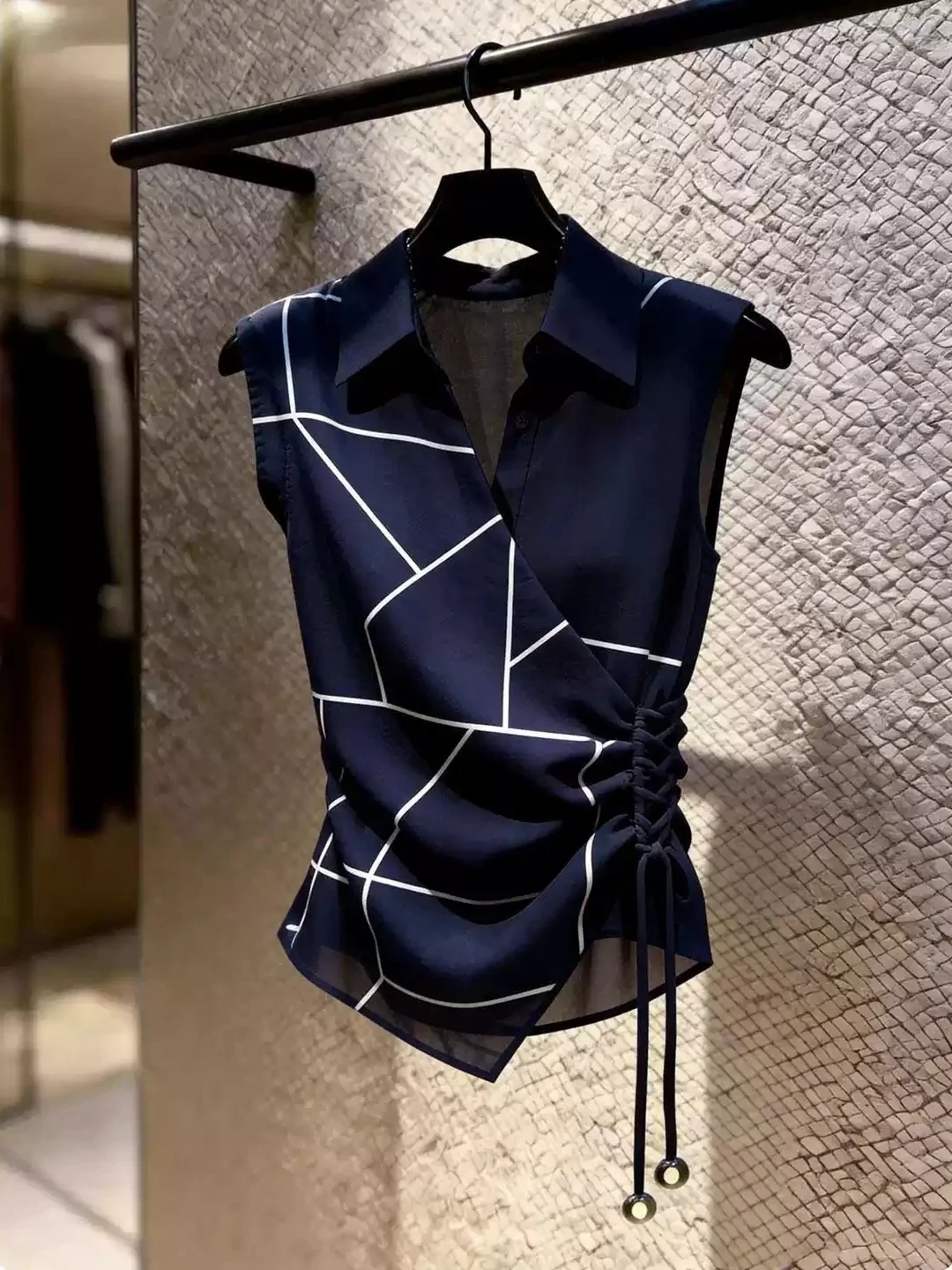 Chic Commute Slim Fit Shirt Color Block Waist Cinched Sleeveless Collared Top for Younger Looking Summer Fashion Women's Vest
Chic Commute Slim Fit Shirt Color Block Waist Cinched Sleeveless Collared Top for Younger Looking Summer Fashion Women's Vest