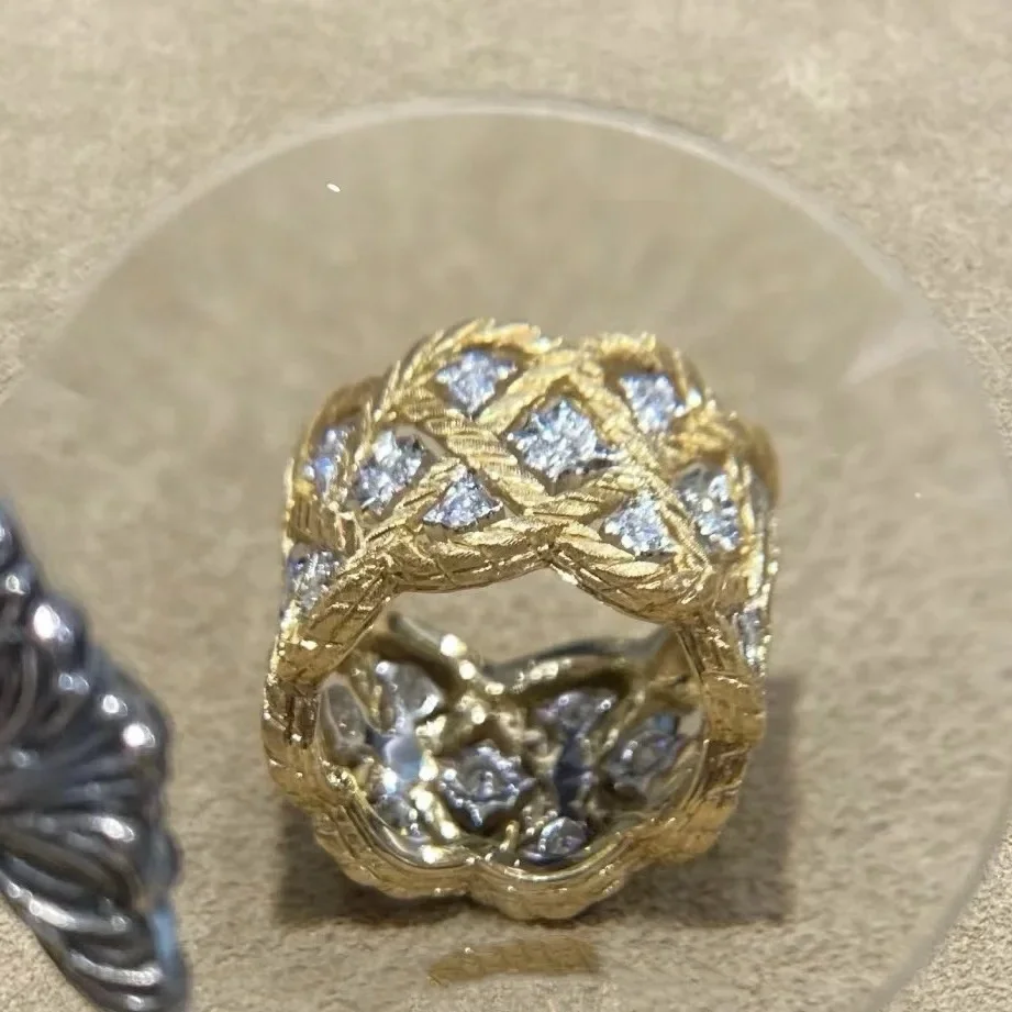 Винтажное золотое кольцо с кружевным узором и бриллиантами, ажурный дизайн, в дворцовом стиле, новое модное ювелирное украшение
Винтажное золотое кольцо с кружевным узором и бриллиантами, ажурный дизайн, в дворцовом стиле, новое модное ювелирное украшение