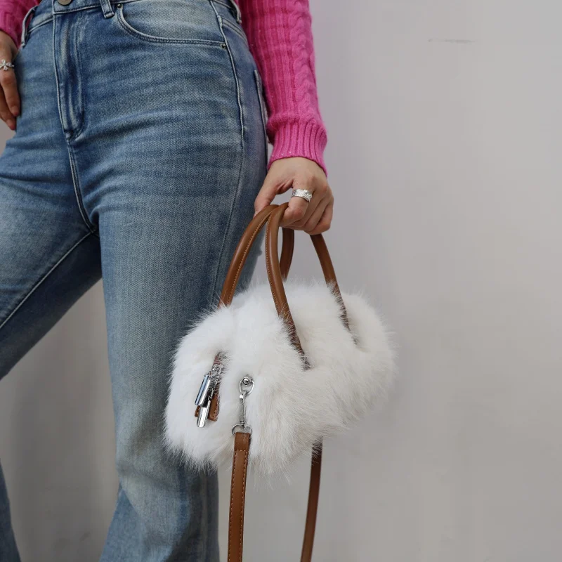 2026 New Plush Faux Fur Bag Y2k Bag Aesthetic Winter Sweet Cool Girl Tote Handbag Imitation Fox Fur Crossbody Bag for Women
2026 New Plush Faux Fur Bag Y2k Bag Aesthetic Winter Sweet Cool Girl Tote Handbag Imitation Fox Fur Crossbody Bag for Women