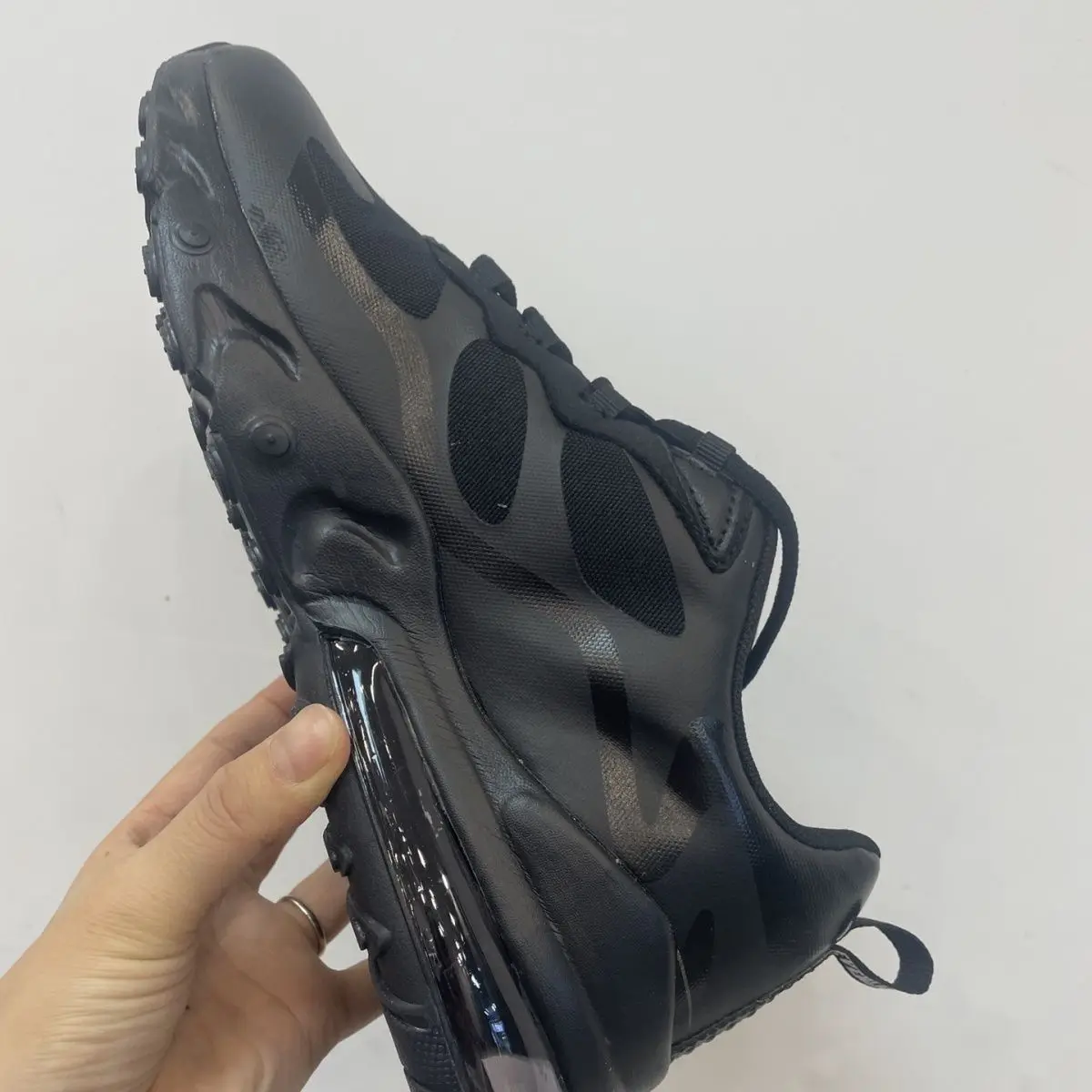 2025 Professional new high-quality sports shoes lightweight breathable training shoes high rebound shock-absorbing running shoes
2025 Professional new high-quality sports shoes lightweight breathable training shoes high rebound shock-absorbing running shoes