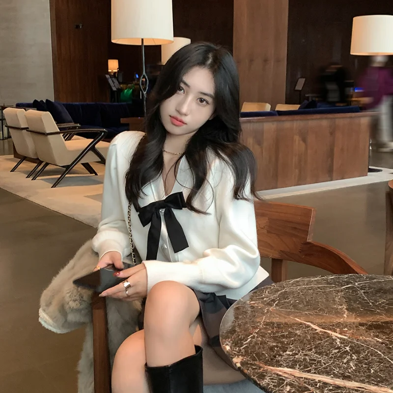 V-neck Cardigan Women Elegant Bow Basic Tender Design All-match Gentle Knitted Fashion Youthful Button-up Korean Style Leisure
V-neck Cardigan Women Elegant Bow Basic Tender Design All-match Gentle Knitted Fashion Youthful Button-up Korean Style Leisure