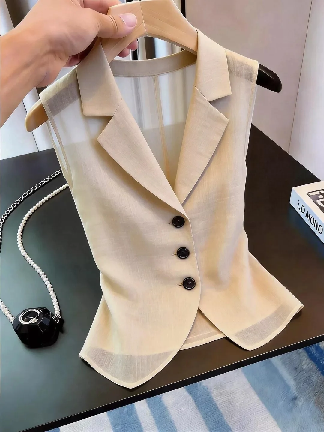 Fashionable Commuter Sleeveless Vest Slim Fit Pure Color Thin Waist Design Versatile Small Shirt Women's Silk Top Summer 2026
Fashionable Commuter Sleeveless Vest Slim Fit Pure Color Thin Waist Design Versatile Small Shirt Women's Silk Top Summer 2026