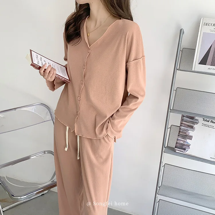 Korean Button Pajamas For Women In Spring, Autumn And Winter, V-neck Loose Casual New Home Clothes, Warm Suit Can Be Worn Extern
Korean Button Pajamas For Women In Spring, Autumn And Winter, V-neck Loose Casual New Home Clothes, Warm Suit Can Be Worn Extern