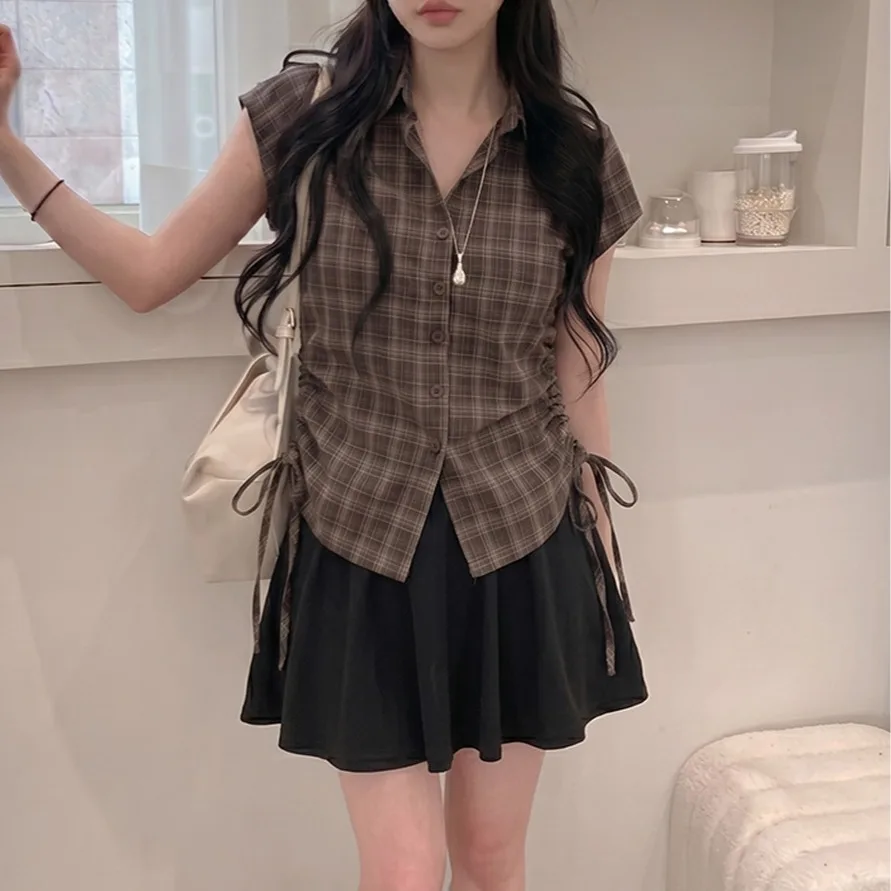 2026 Summer New Japanese Style Women's Shirt Short Sleeve Checkered Slim Fit Shoulder Drawstring Deep Color Top Fashionable
2026 Summer New Japanese Style Women's Shirt Short Sleeve Checkered Slim Fit Shoulder Drawstring Deep Color Top Fashionable