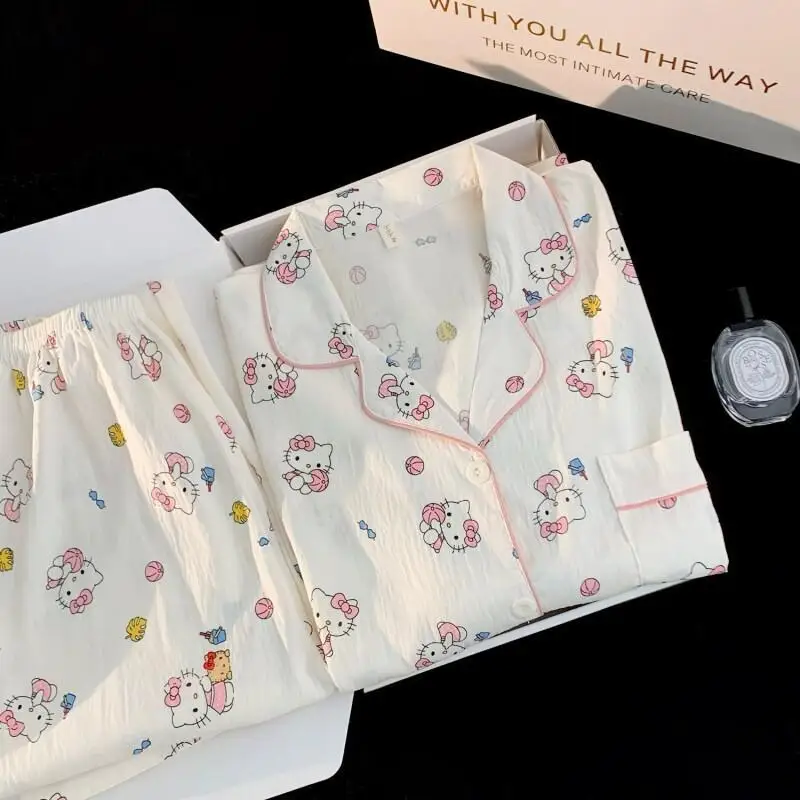 Пижама Sanrio Hello Kitty из хлопковой пряжи, женская домашняя одежда, новая весенне-осенняя, свободного кроя, с длинными рукавами, брюки, розовая отделка, для сна
Пижама Sanrio Hello Kitty из хлопковой пряжи, женская домашняя одежда, новая весенне-осенняя, свободного кроя, с длинными рукавами, брюки, розовая отделка, для сна