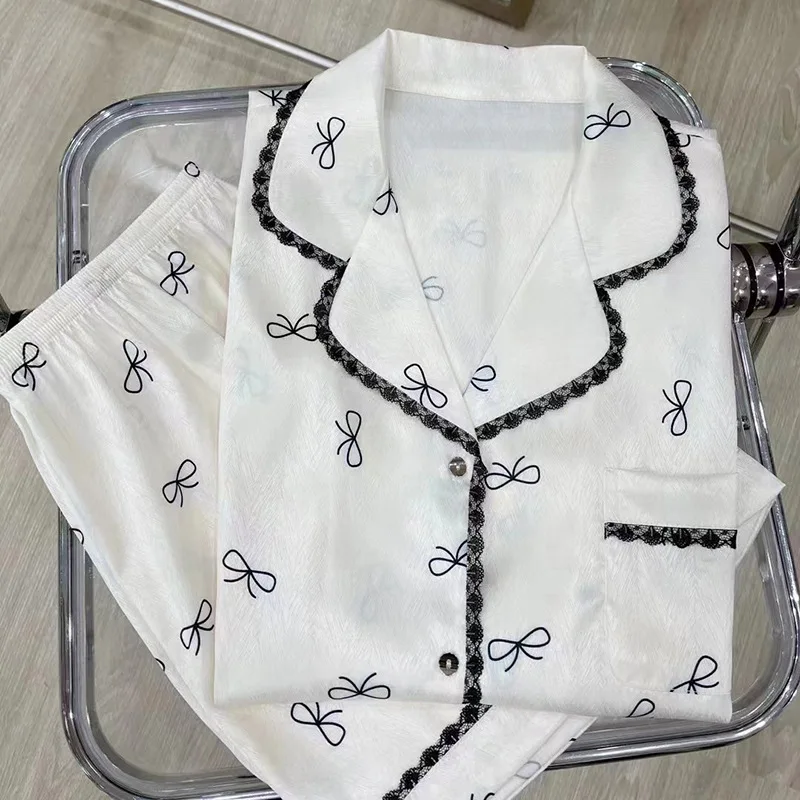 Пижамный комплект женский из двух предметов, атласная пижама из искусственного шелка с принтом и бантом, одежда для сна с коротким рукавом, домашняя одежда, весна-лето
Пижамный комплект женский из двух предметов, атласная пижама из искусственного шелка с принтом и бантом, одежда для сна с коротким рукавом, домашняя одежда, весна-лето
