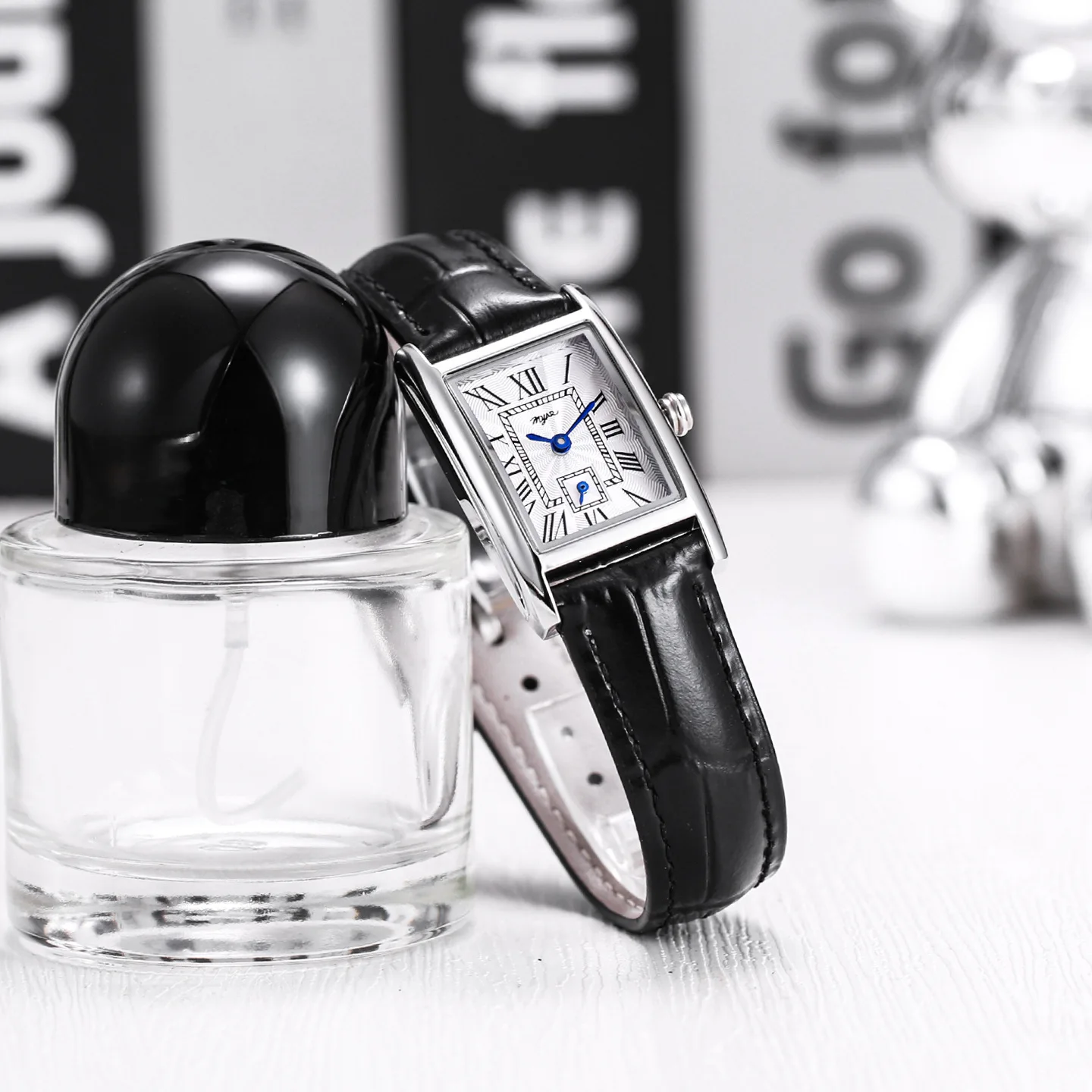 New Women'S Stainless Steel Wristwatch, Luxury Quartz Watch, Steel Band, Retro Square Small Agold Watch, Fashionable Wristwatch.
New Women'S Stainless Steel Wristwatch, Luxury Quartz Watch, Steel Band, Retro Square Small Agold Watch, Fashionable Wristwatch.