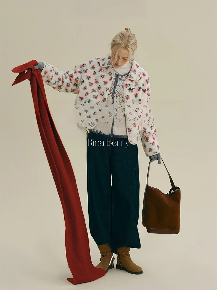 Коллекция Rina Berry: Теплая зимняя женская куртка из хлопка с мехом ягненка, модный дизайн с принтом для повседневной носки
Коллекция Rina Berry: Теплая зимняя женская куртка из хлопка с мехом ягненка, модный дизайн с принтом для повседневной носки