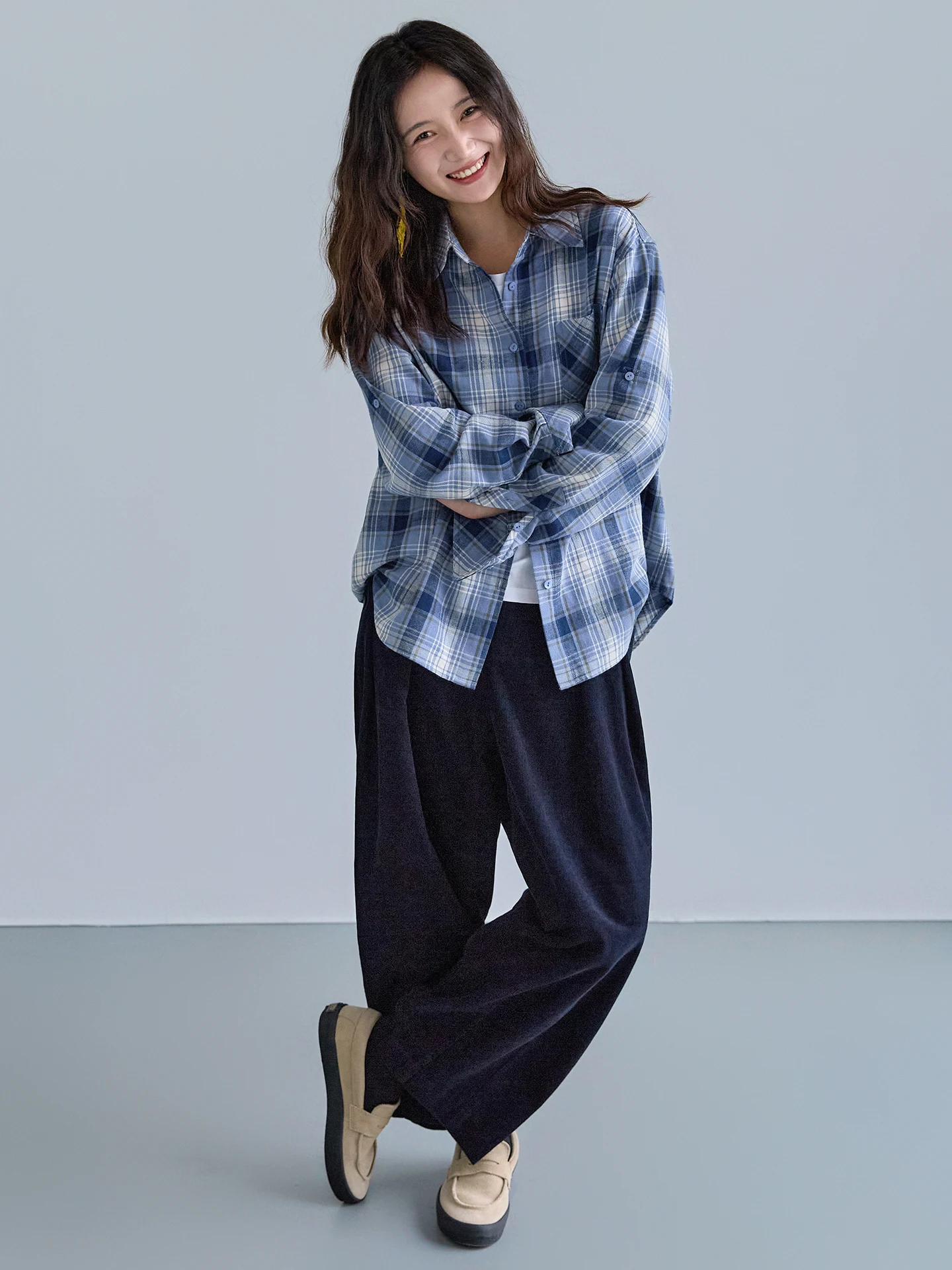 Ретро-синяя хлопковая рубашка свободного кроя с длинным рукавом для женщин: комфортная, дышащая, для прогулок и отдыха
Ретро-синяя хлопковая рубашка свободного кроя с длинным рукавом для женщин: комфортная, дышащая, для прогулок и отдыха