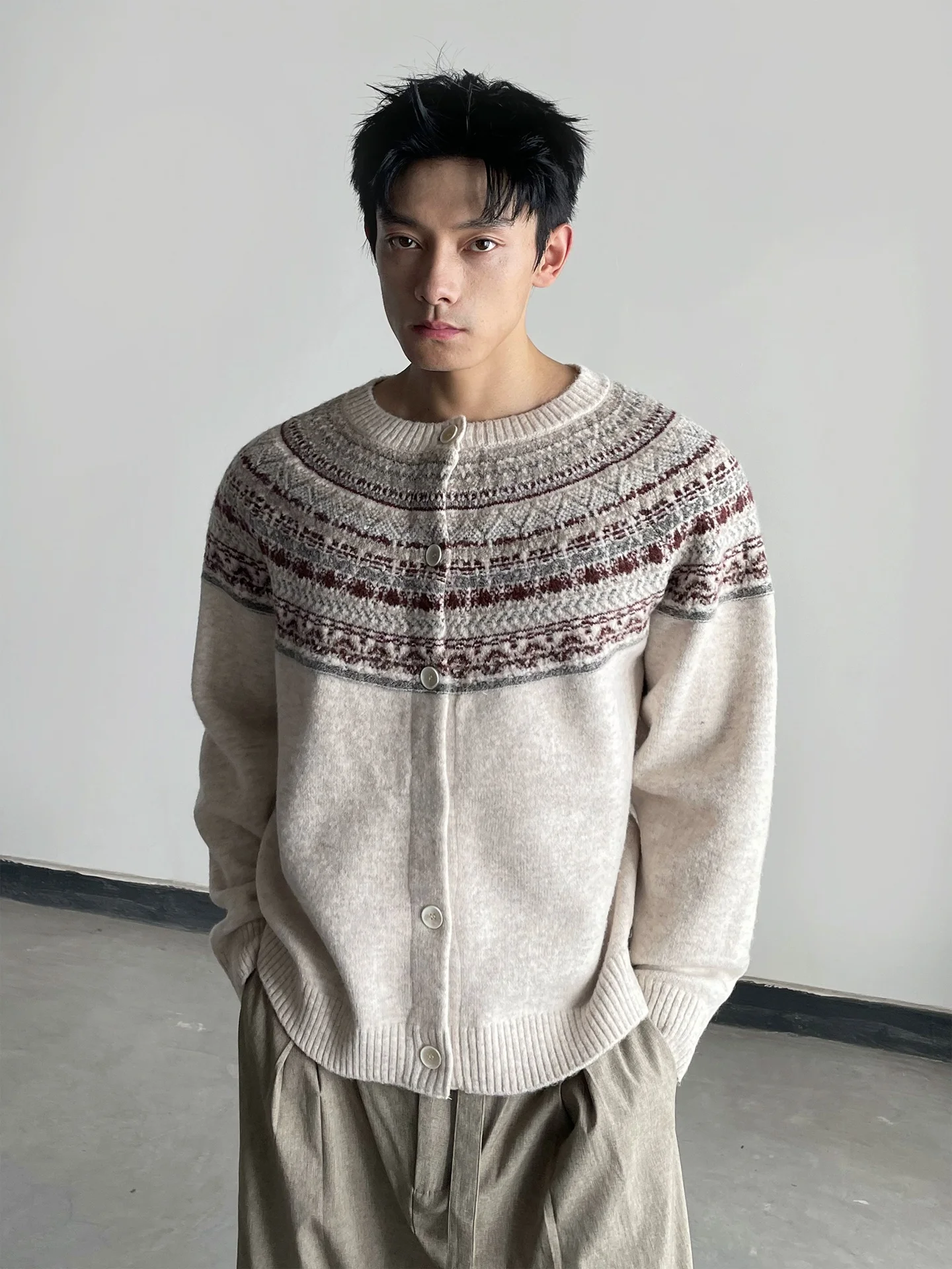 Мужской вязаный свитер свободного кроя в винтажном американском стиле, осенне-зимняя повседневная одежда, пальто на пуговицах из полиэфирного волокна с длинными рукавами
Мужской вязаный свитер свободного кроя в винтажном американском стиле, осенне-зимняя повседневная одежда, пальто на пуговицах из полиэфирного волокна с длинными рукавами