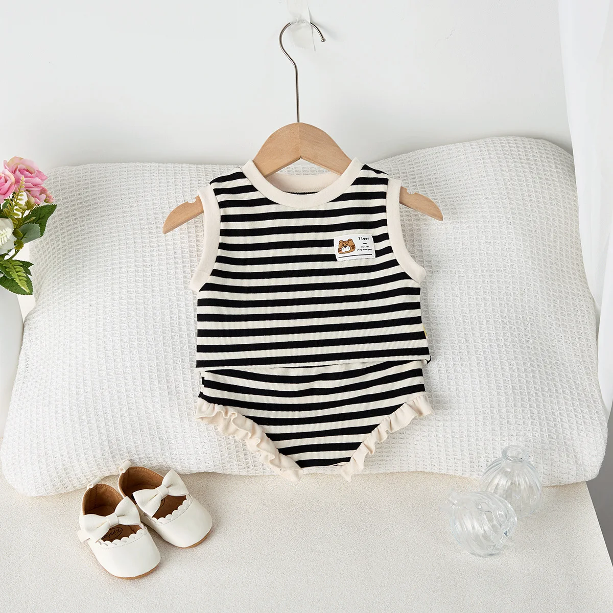 2025 Summer Infant and Child Set, Men's and Women's Baby Striped Sleeveless Western Style Top and Pants Two Piece Set
2025 Summer Infant and Child Set, Men's and Women's Baby Striped Sleeveless Western Style Top and Pants Two Piece Set