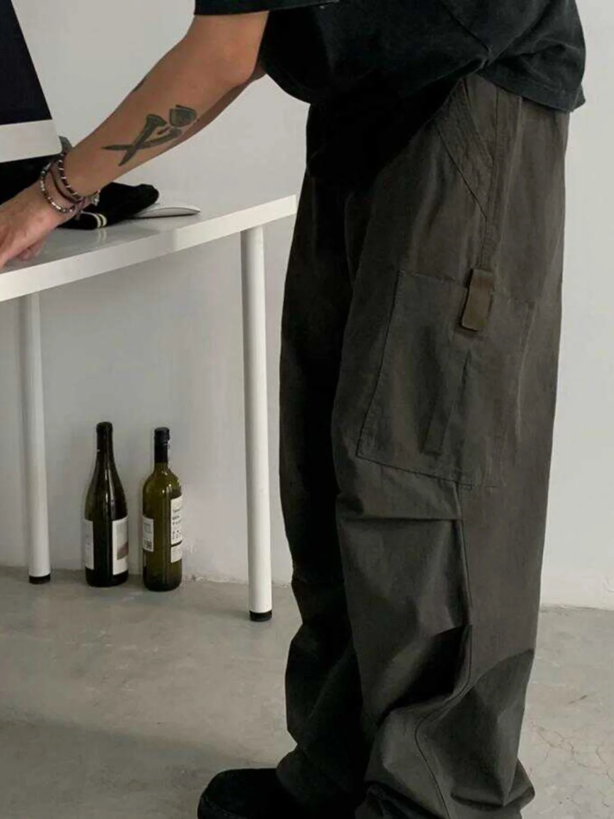 Мужские рабочие брюки в американском ретро-стиле с завязками, свободного кроя, повседневные, прямые, широкие, молодежные, для уличной моды
Мужские рабочие брюки в американском ретро-стиле с завязками, свободного кроя, повседневные, прямые, широкие, молодежные, для уличной моды