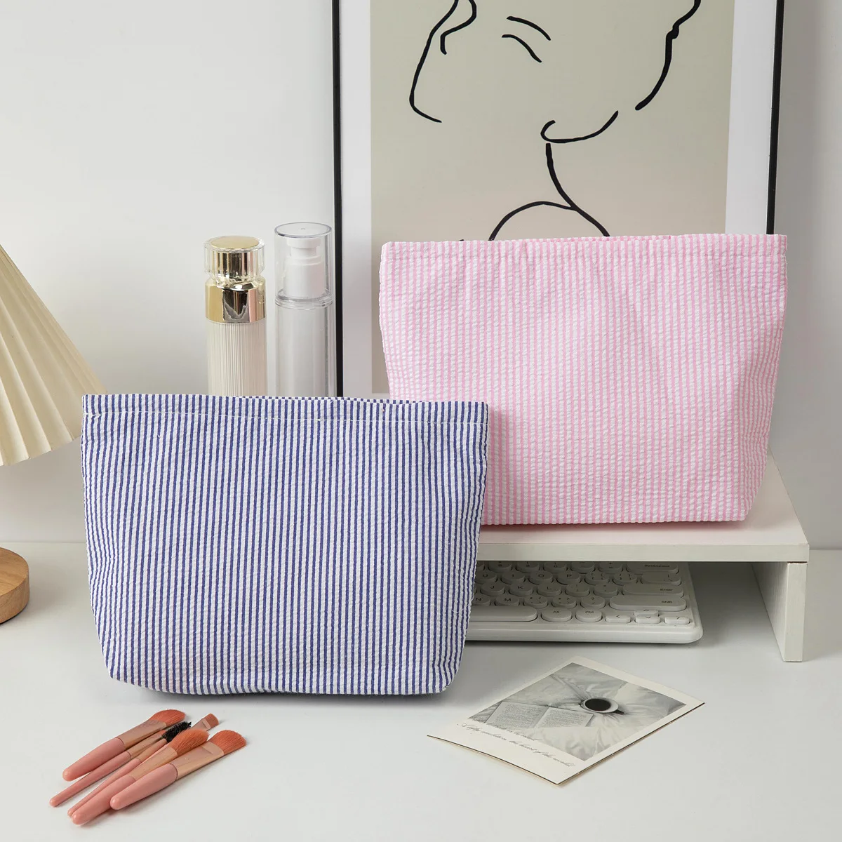 Travel Organizer Makeup Bag Large Capacity Toiletry Bag Striped Cosmetic Pouch
Travel Organizer Makeup Bag Large Capacity Toiletry Bag Striped Cosmetic Pouch