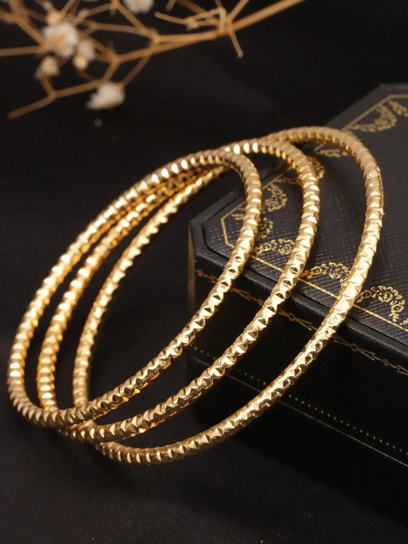 1pc Stainless Steel Starry Sky Bangle Bracelet, Gold Glittering Scattered Silver Style, Versatile Fashion Vintage , Suitable For
1pc Stainless Steel Starry Sky Bangle Bracelet, Gold Glittering Scattered Silver Style, Versatile Fashion Vintage , Suitable For