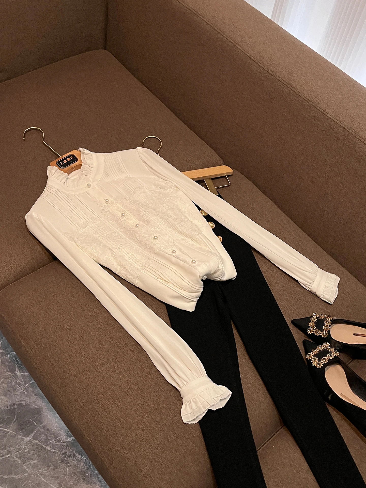 Elegant Lace Shirt Women's Commute Ruffle Collar Beaded High-End Feelings Long Sleeve Lantern Sleeve Pure Color Summer 2026
Elegant Lace Shirt Women's Commute Ruffle Collar Beaded High-End Feelings Long Sleeve Lantern Sleeve Pure Color Summer 2026