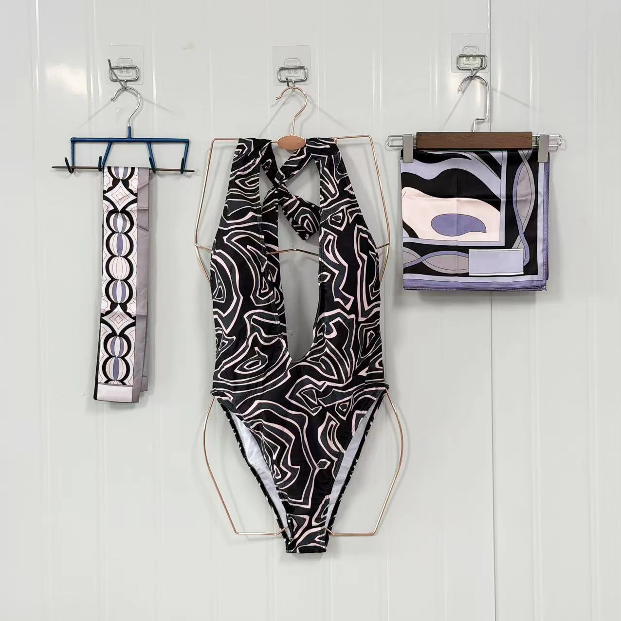 Classic Design Women's Black Ribbon Scarf Swimsuits with Designer Signature Letter Logo Fashion Brand Women's One-Piece Swimsuit
Classic Design Women's Black Ribbon Scarf Swimsuits with Designer Signature Letter Logo Fashion Brand Women's One-Piece Swimsuit