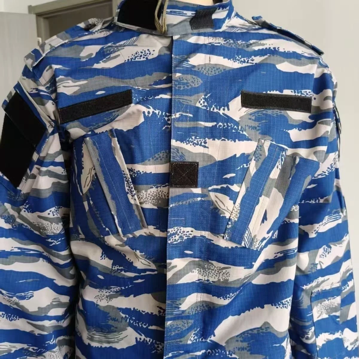 Комплект камуфляжного костюма для экспорта в африканском стиле, толстый, тяжелый, устойчивый к царапинам, износостойкий, защита труда на открытом воздухе
Комплект камуфляжного костюма для экспорта в африканском стиле, толстый, тяжелый, устойчивый к царапинам, износостойкий, защита труда на открытом воздухе