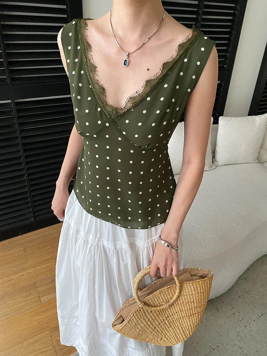 Summer women's casual French retro polka dot lace patchwork V-neck slimming sleeveless vest
Summer women's casual French retro polka dot lace patchwork V-neck slimming sleeveless vest