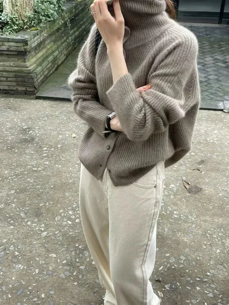 Solid Knit Turtleneck Cardigan Lady Sweater 2025 Autumn Winter Loose Thicken Single Breasted Cashmere Base Sweater Knitted Coats
Solid Knit Turtleneck Cardigan Lady Sweater 2025 Autumn Winter Loose Thicken Single Breasted Cashmere Base Sweater Knitted Coats