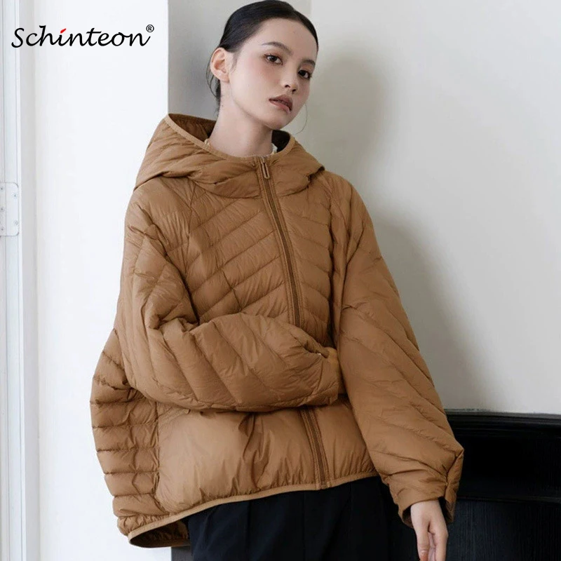 Schinteon женская куртка на белом утином пуху, повседневная свободная верхняя одежда больших размеров, осенне-зимняя верхняя одежда с капюшоном, пальто в корейском стиле, новинка 2023 г.
Schinteon женская куртка на белом утином пуху, повседневная свободная верхняя одежда больших размеров, осенне-зимняя верхняя одежда с капюшоном, пальто в корейском стиле, новинка 2023 г.