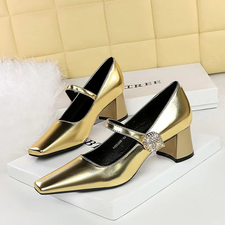 Women Pumps Wind Banquet Metal Water Diamond Buckle Strap Medium Thick Shallow Mouth Square Heel Women's Single Shoes High Heel
Women Pumps Wind Banquet Metal Water Diamond Buckle Strap Medium Thick Shallow Mouth Square Heel Women's Single Shoes High Heel