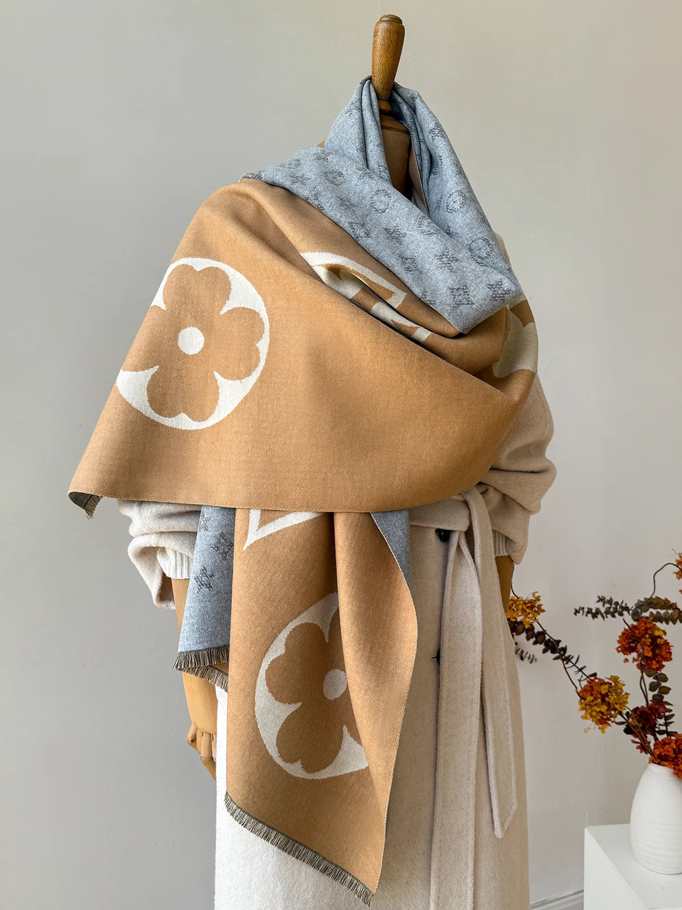 Women's Autumn Winter Faux Cashmere Shawl Warm Jacquard Scarf Versatile Blanket Use Neck Protection New Style
Women's Autumn Winter Faux Cashmere Shawl Warm Jacquard Scarf Versatile Blanket Use Neck Protection New Style