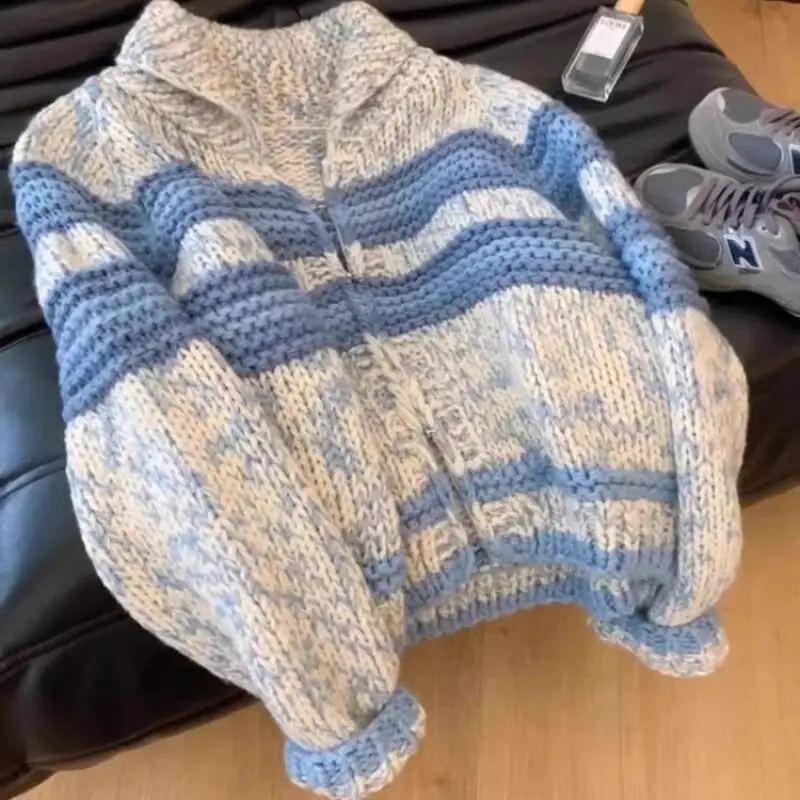 Корейский ленивый стиль, синий полосатый лацкан, массивный вязаный свитер, пальто, женский осенне-зимний модный топ, новая верхняя одежда, хлопковый вязаный свитер
Корейский ленивый стиль, синий полосатый лацкан, массивный вязаный свитер, пальто, женский осенне-зимний модный топ, новая верхняя одежда, хлопковый вязаный свитер