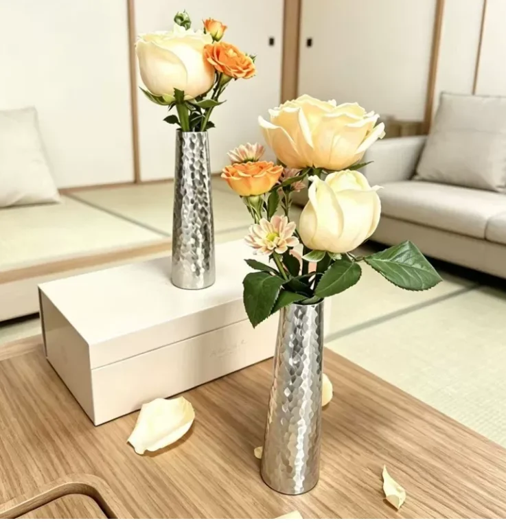Simple hammered stainless steel vase, handcrafted, living room entrance decoration, resistant to falling
Simple hammered stainless steel vase, handcrafted, living room entrance decoration, resistant to falling