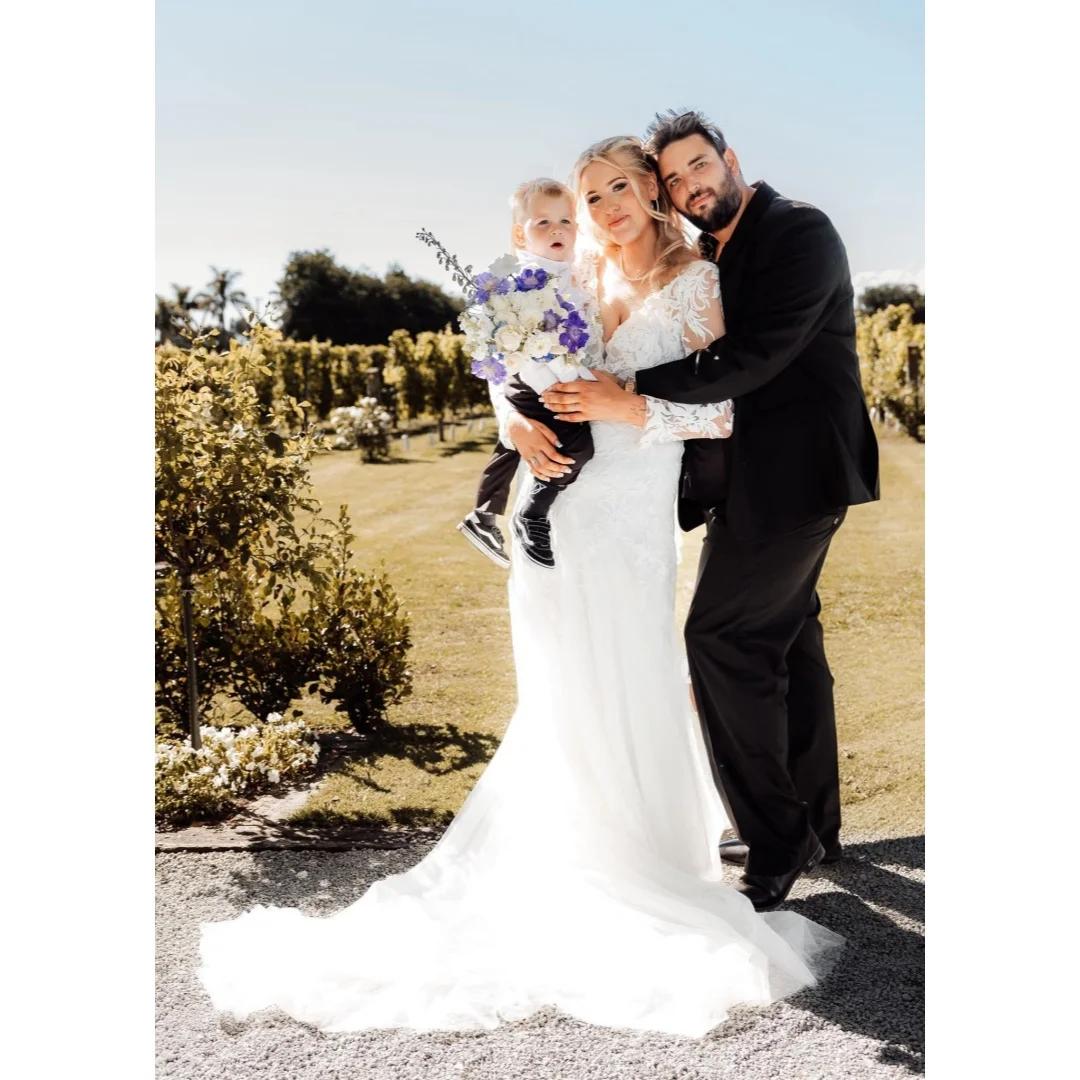 Customized Classic White Deep V-Neck Long Sleeved Lace Mermaid Wedding Dress With Backless Button Decoration Vestido De Noiva
Customized Classic White Deep V-Neck Long Sleeved Lace Mermaid Wedding Dress With Backless Button Decoration Vestido De Noiva
