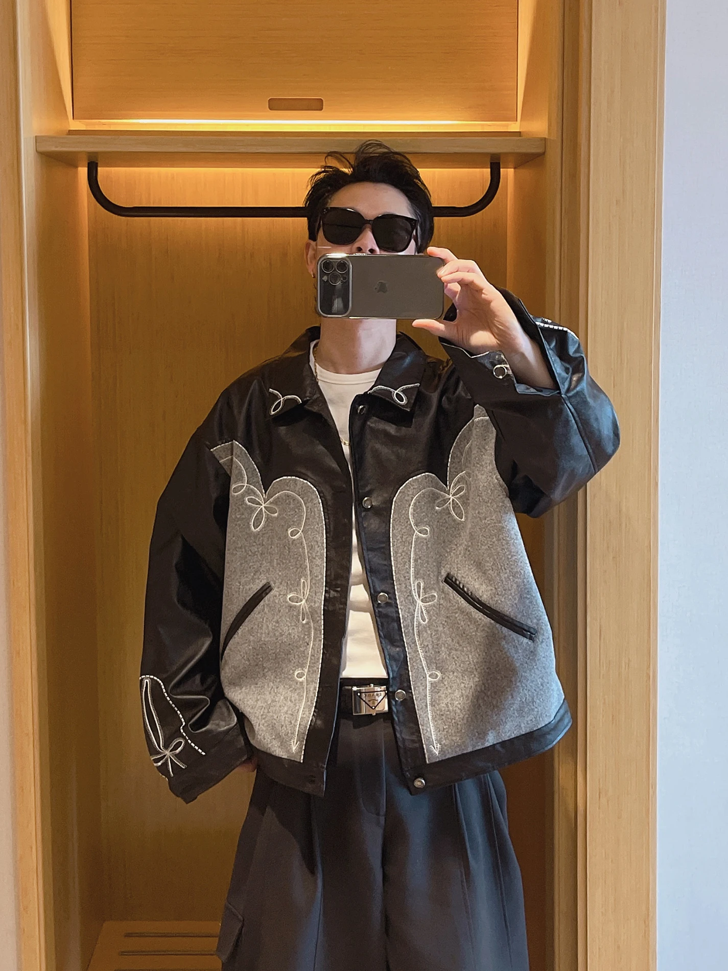 Pharrell Williams 2026 Spring New American Retro Patchwork Jacket Men's Trendy Brand PU Leather Coat Long Sleeve Flip Collar
Pharrell Williams 2026 Spring New American Retro Patchwork Jacket Men's Trendy Brand PU Leather Coat Long Sleeve Flip Collar