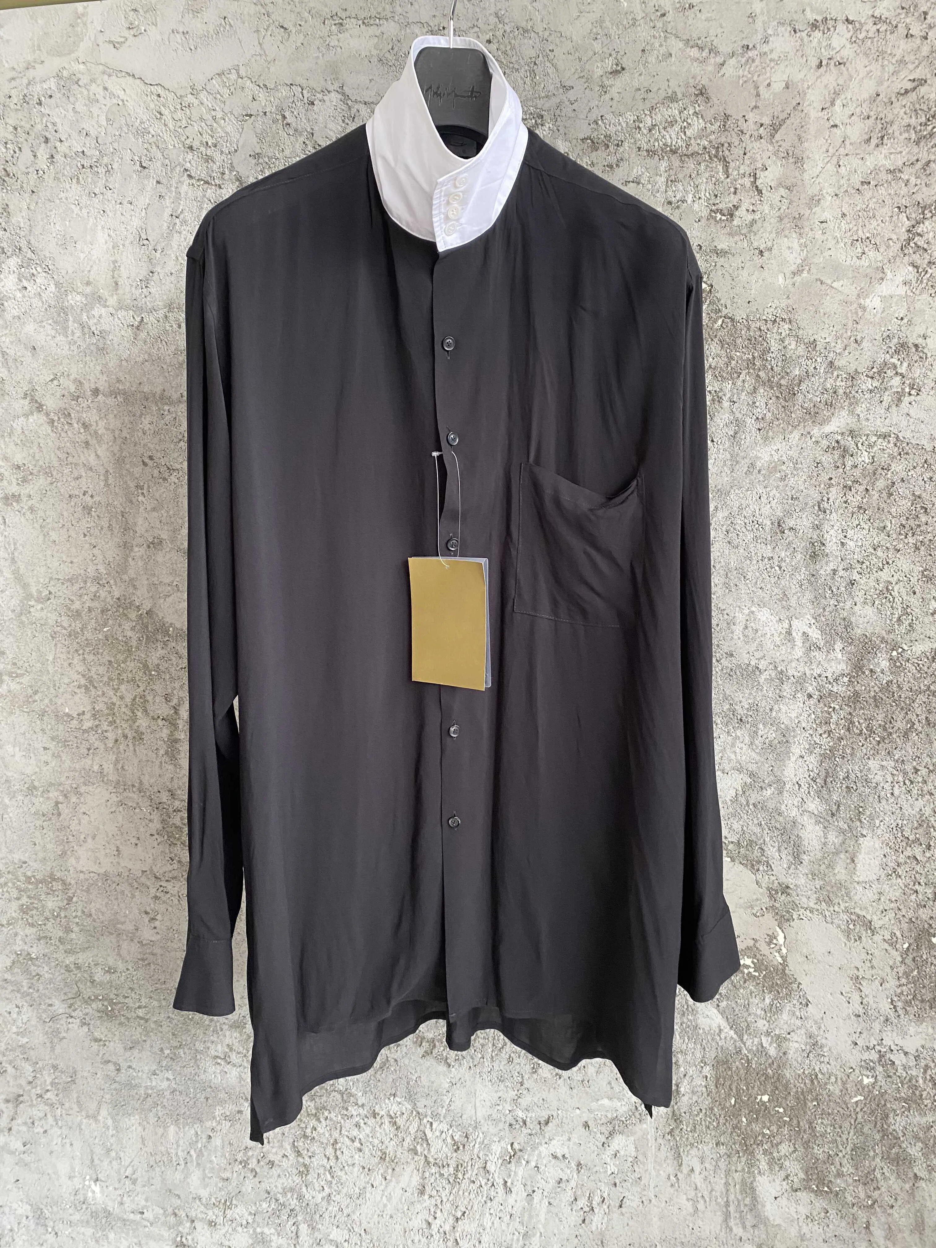 Эта съемная черно-белая рубашка с длинными рукавами и тройным воротником имеет повседневный и элегантный японский нишевый дизайн.
Эта съемная черно-белая рубашка с длинными рукавами и тройным воротником имеет повседневный и элегантный японский нишевый дизайн.