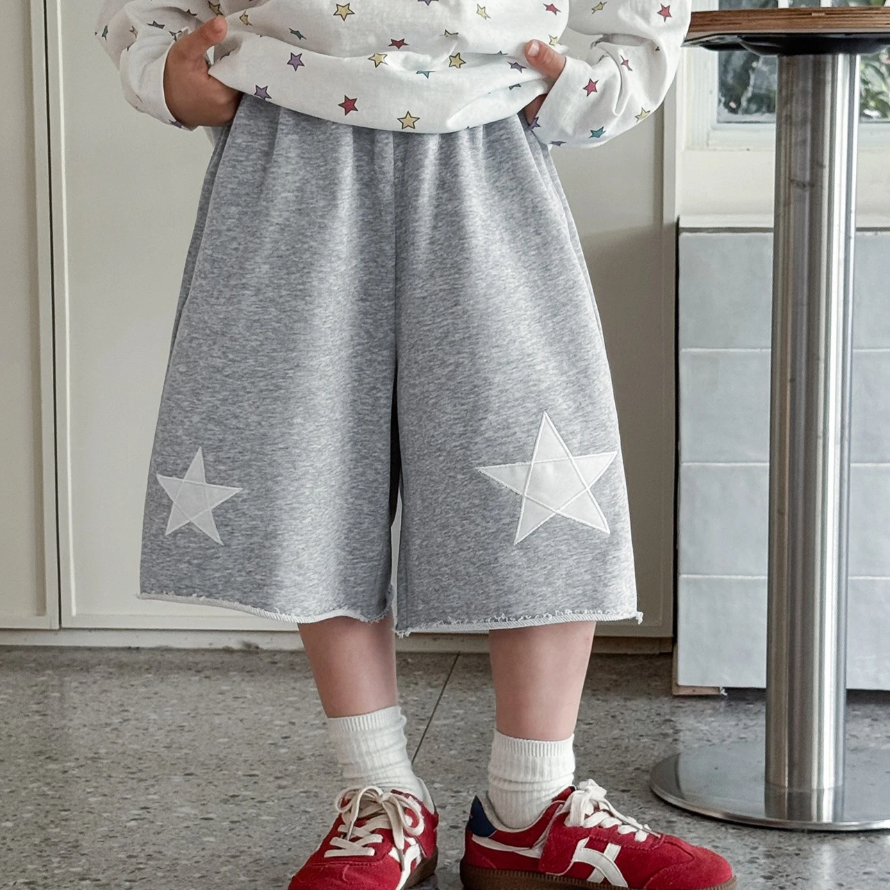 Boys Pants 2026 Spring and Summer New Childrens Clothing Korean Style Boys and Girls Foreign Star Embroidered Five Minutes Pants
Boys Pants 2026 Spring and Summer New Childrens Clothing Korean Style Boys and Girls Foreign Star Embroidered Five Minutes Pants