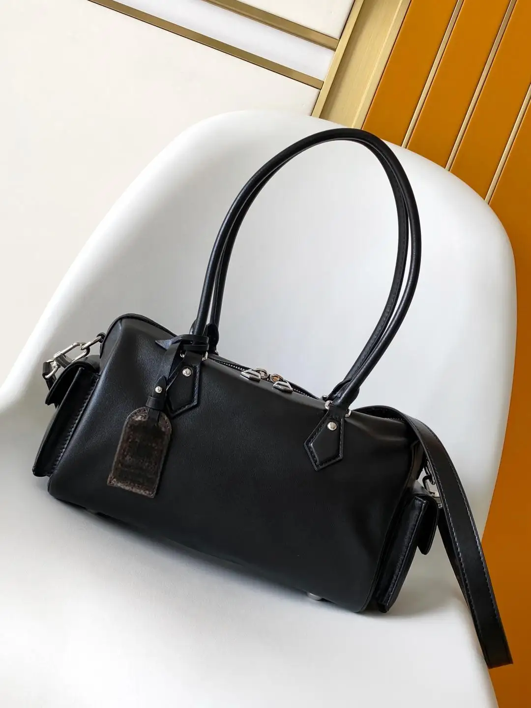 Fashionable Bowling Bag Women's Handbag Versatile French Style Underarm Single Shoulder Bag Leather Material Business Commute
Fashionable Bowling Bag Women's Handbag Versatile French Style Underarm Single Shoulder Bag Leather Material Business Commute