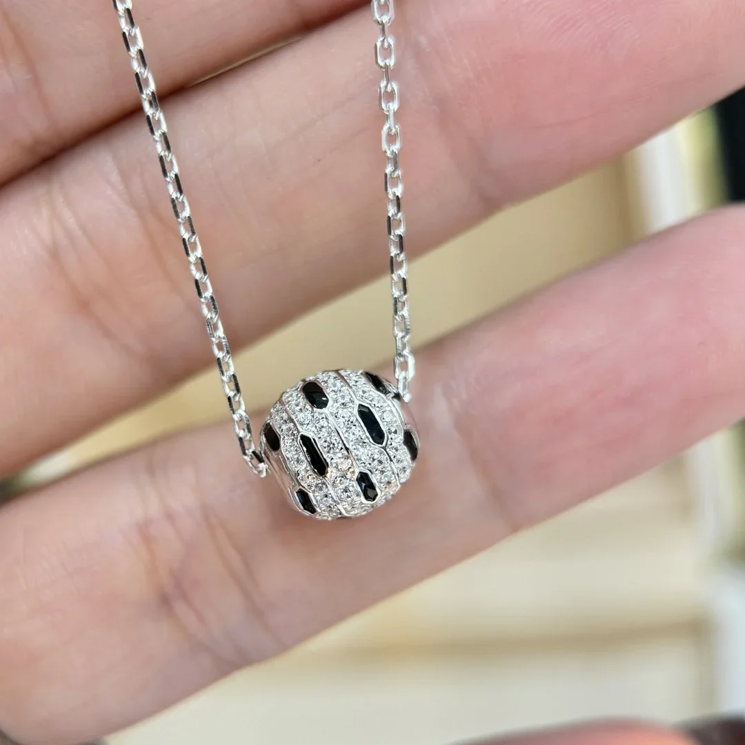 Pure 925 sterling silver high-quality fashion brand luxury jewelry black speckled shiny spherical exquisite pendant necklace.
Pure 925 sterling silver high-quality fashion brand luxury jewelry black speckled shiny spherical exquisite pendant necklace.