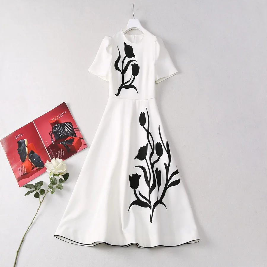 Europe and the United States women's 2024 autumn winter new Round neck short sleeve embroidery in black and white Fashion dress
Europe and the United States women's 2024 autumn winter new Round neck short sleeve embroidery in black and white Fashion dress