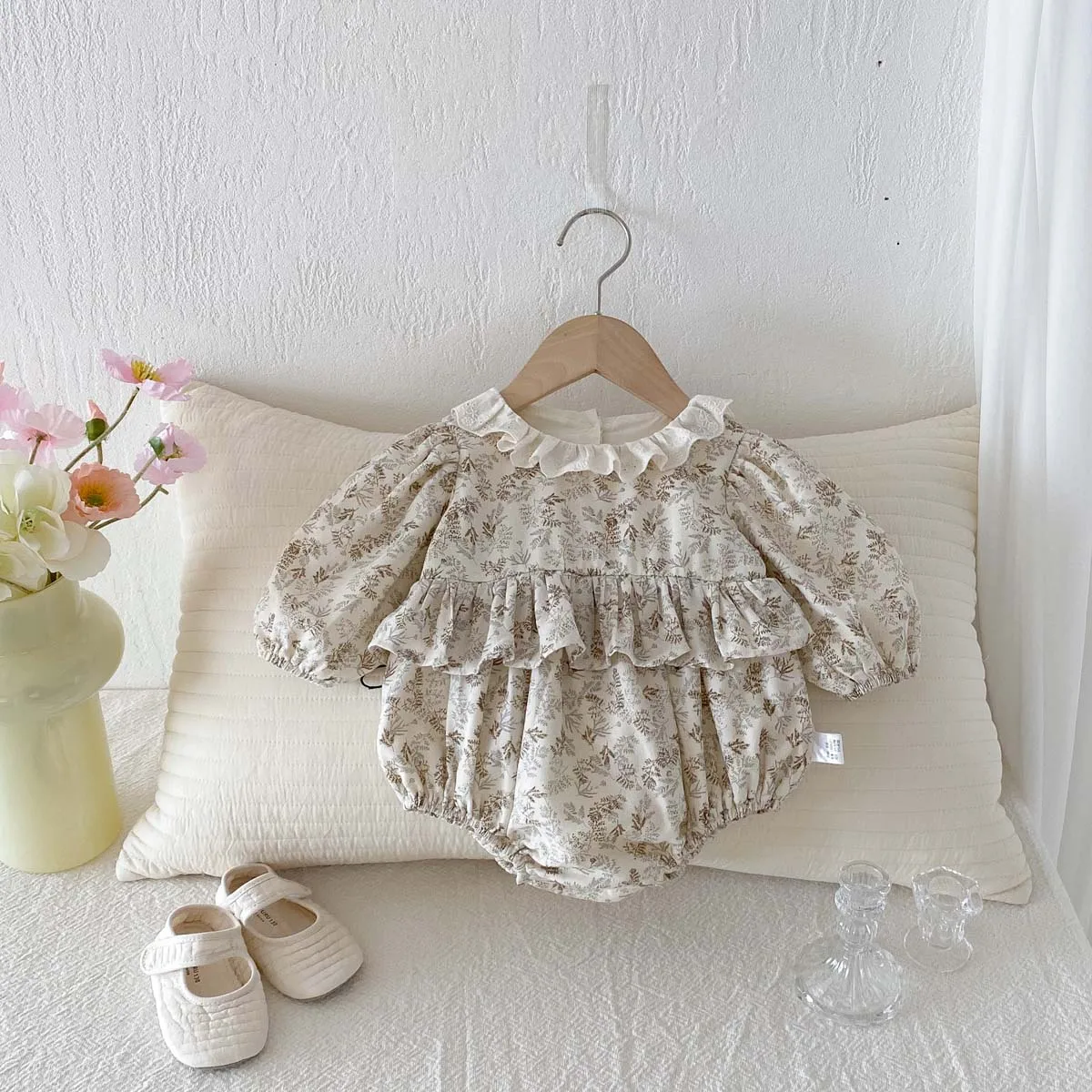 Autumn baby girl floral long sleeve jumpsuit, baby girl sweet lace-trimmed jumpsuit, perfect for going out
Autumn baby girl floral long sleeve jumpsuit, baby girl sweet lace-trimmed jumpsuit, perfect for going out