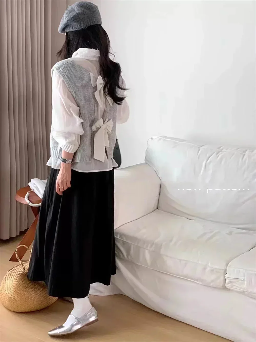 Spring Autumn New Women Fashion Sleeveless Back Bow Design Short Knitting Vest Sweater Female Waistcoat Pullovers Tops Korean
Spring Autumn New Women Fashion Sleeveless Back Bow Design Short Knitting Vest Sweater Female Waistcoat Pullovers Tops Korean
