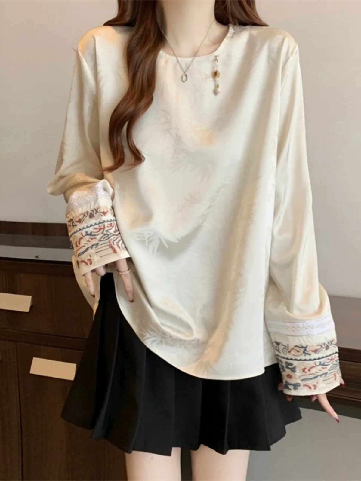 New Chinese Style Satin Long Sleeve Base Shirt Women's Spring Autumn Large Size Fat MM Anti Aging Retro National Style Embroi...
New Chinese Style Satin Long Sleeve Base Shirt Women's Spring Autumn Large Size Fat MM Anti Aging Retro National Style Embroi...