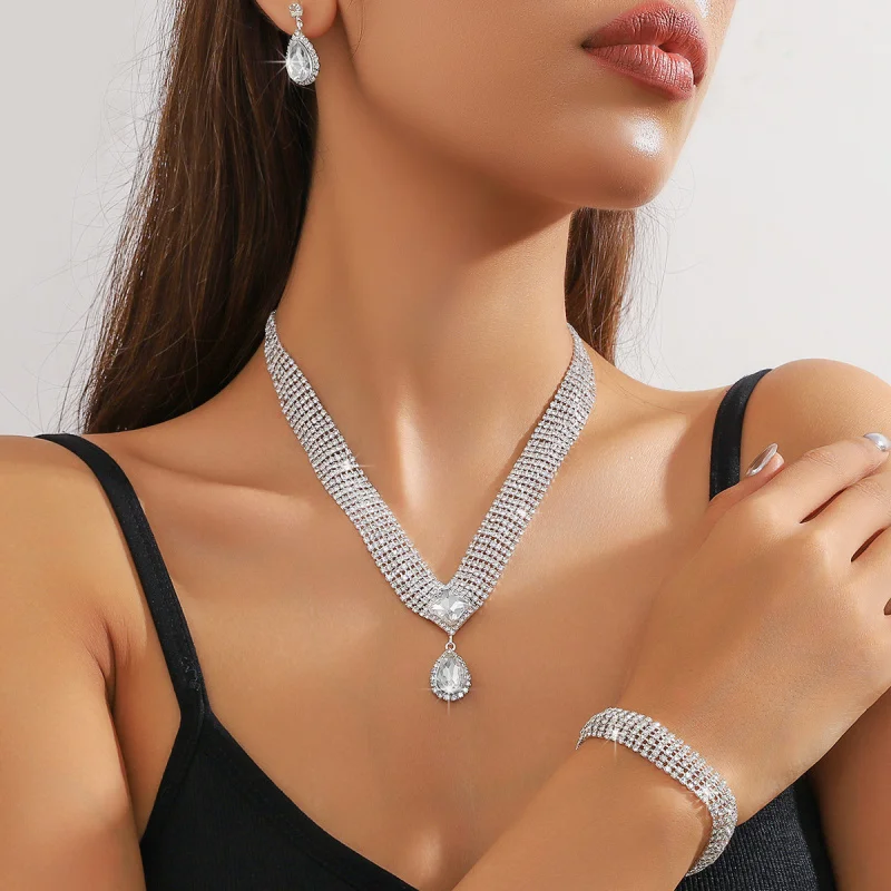 Water Drop Crystal Necklace Earring Bracelet Set Three-Piece Set Full Diamond Clavicle Chain Dinner Dress Necklace
Water Drop Crystal Necklace Earring Bracelet Set Three-Piece Set Full Diamond Clavicle Chain Dinner Dress Necklace