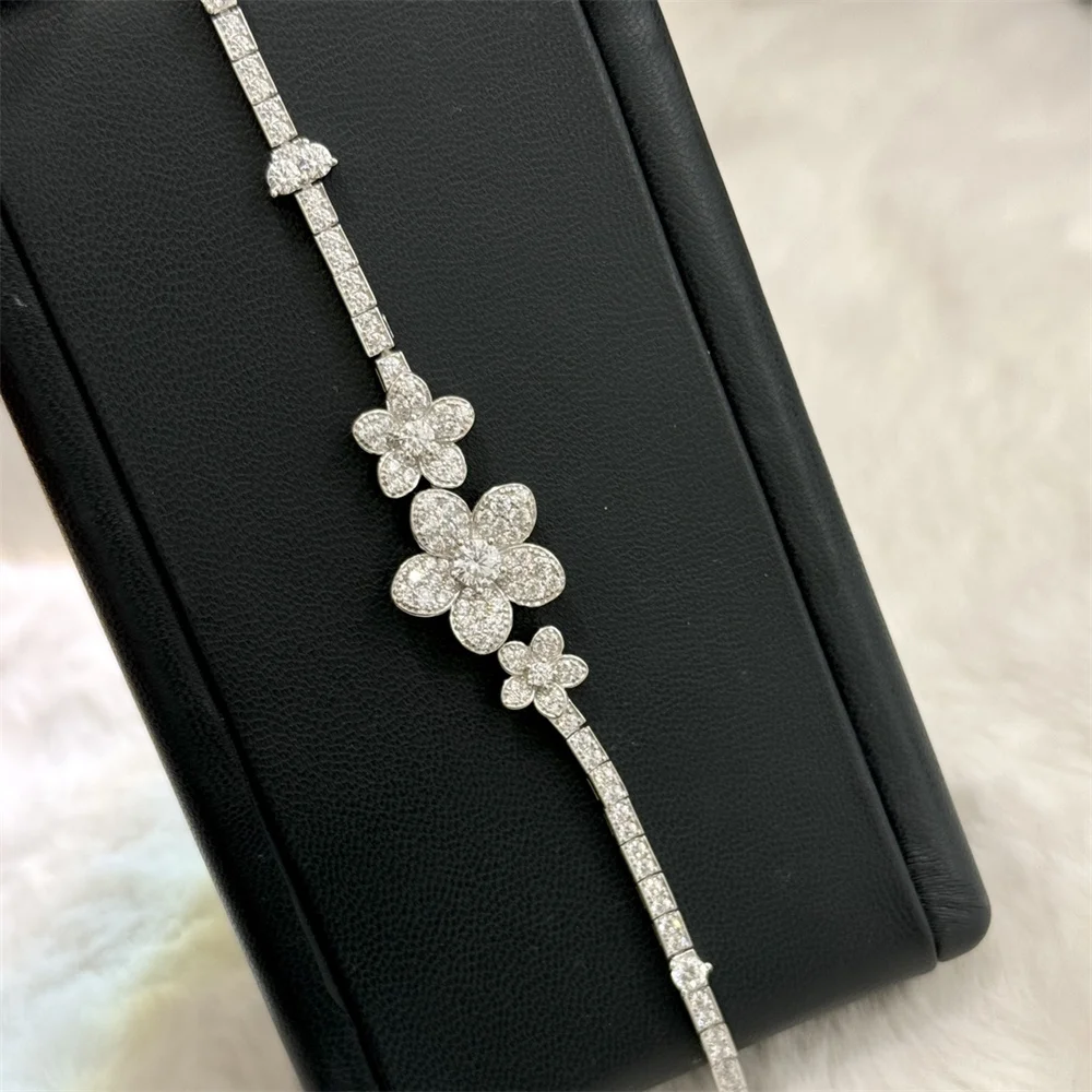 Three Flower Full Diamond Flower Bracelet Shines High Grade And Versatile Bracelet 2024 New Bracelet
Three Flower Full Diamond Flower Bracelet Shines High Grade And Versatile Bracelet 2024 New Bracelet