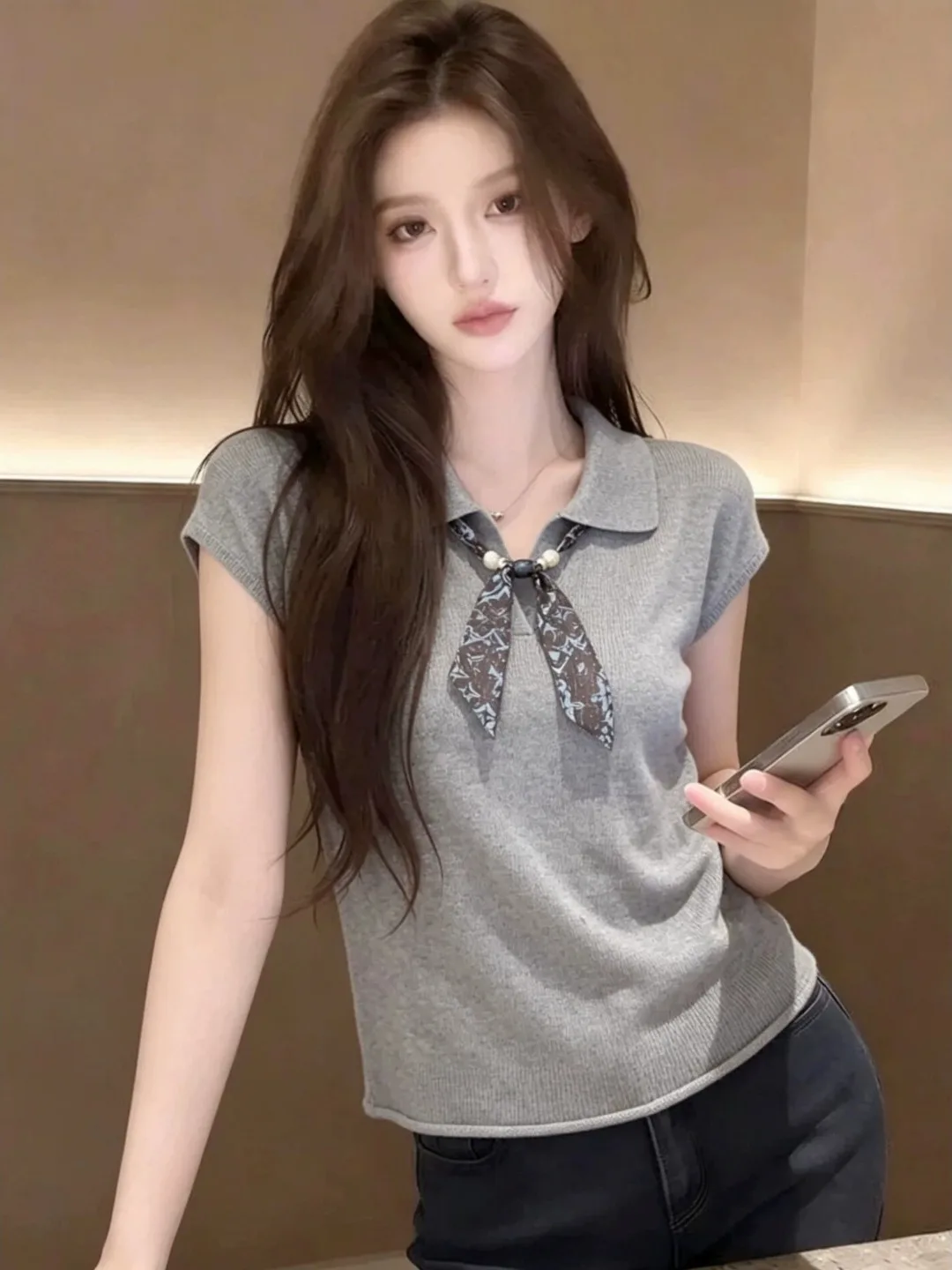 Gray V-Neck Short Sleeve T-Shirt Women's Summer New Unique Beautiful Silk Scarf Knot Collar Half Sleeve Short Top
Gray V-Neck Short Sleeve T-Shirt Women's Summer New Unique Beautiful Silk Scarf Knot Collar Half Sleeve Short Top