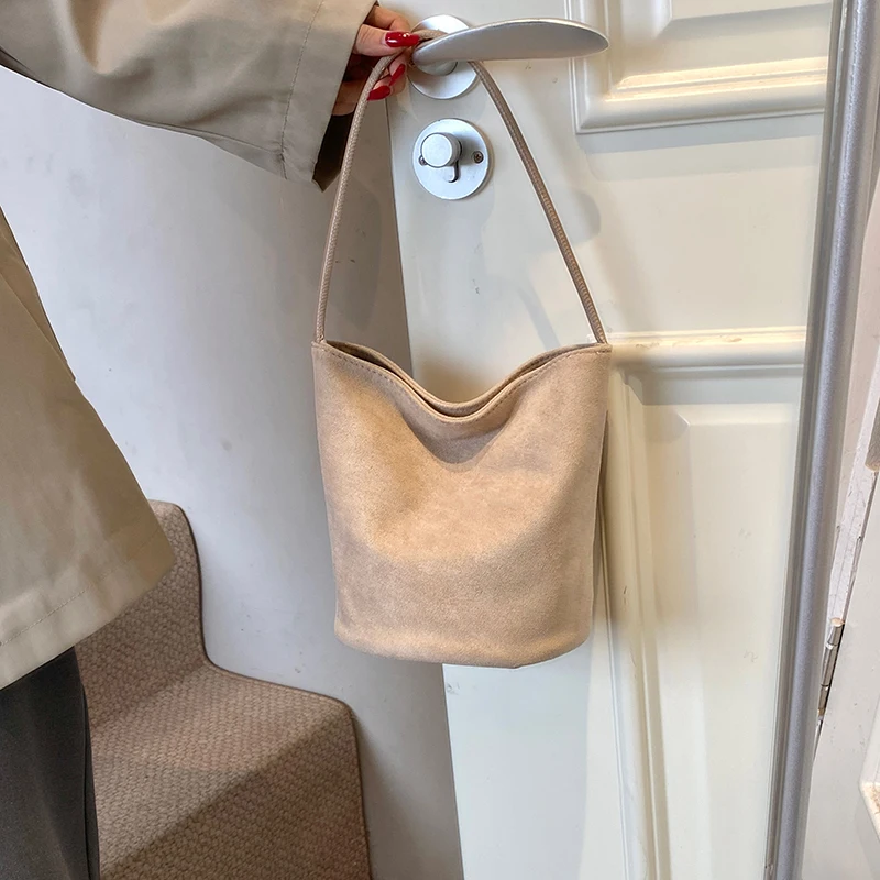 Женская сумка-ведро из искусственной замши, модная сумка на плечо, однотонная дизайнерская сумка на плечо, сумка с верхней ручкой, уличная дорожная сумка
Женская сумка-ведро из искусственной замши, модная сумка на плечо, однотонная дизайнерская сумка на плечо, сумка с верхней ручкой, уличная дорожная сумка