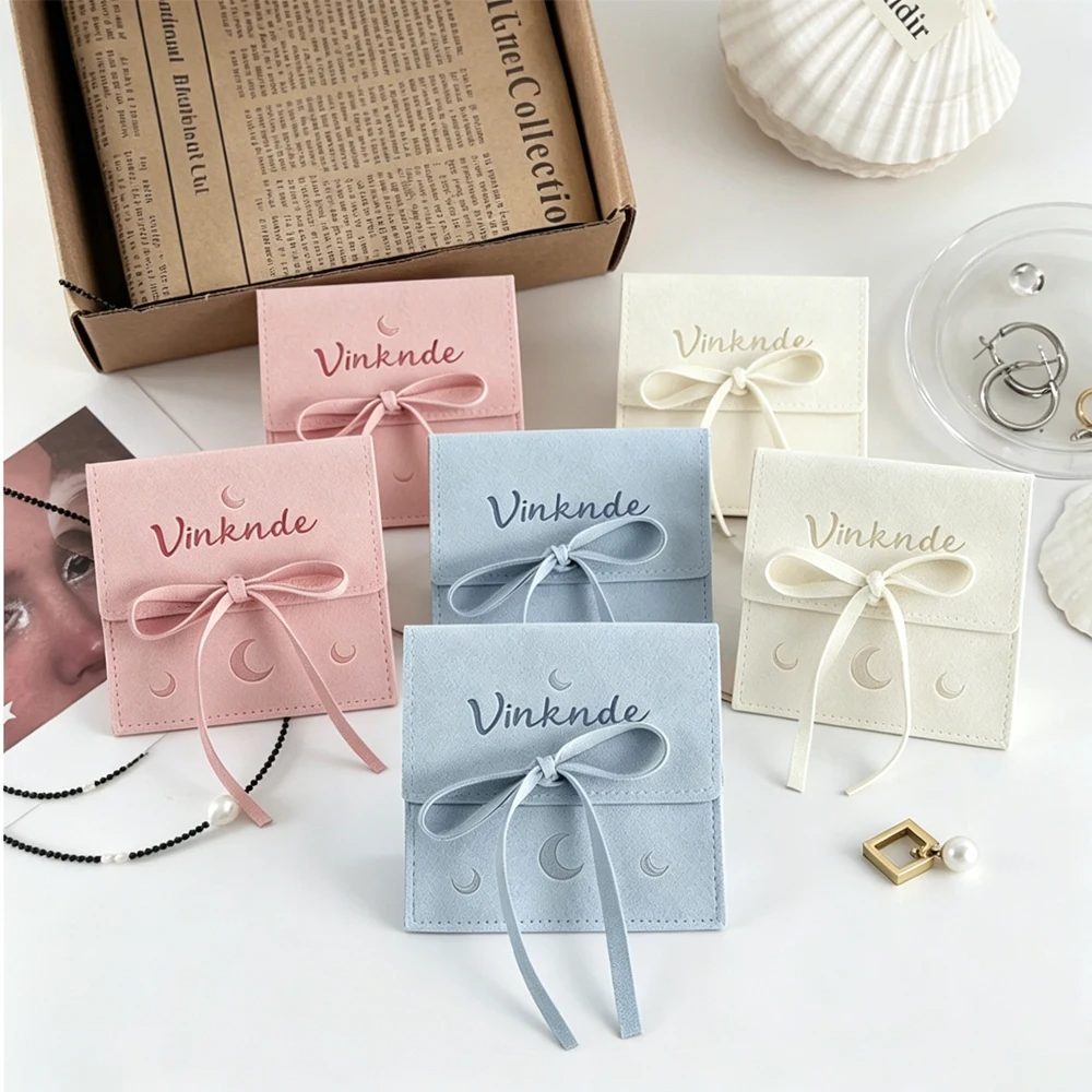 Wholesale Flap Microfiber Jewelry Pouches With Ropes Custom Logo Suede Velvet Bags Can Print Embossed for Wedding Gift Packaging
Wholesale Flap Microfiber Jewelry Pouches With Ropes Custom Logo Suede Velvet Bags Can Print Embossed for Wedding Gift Packaging