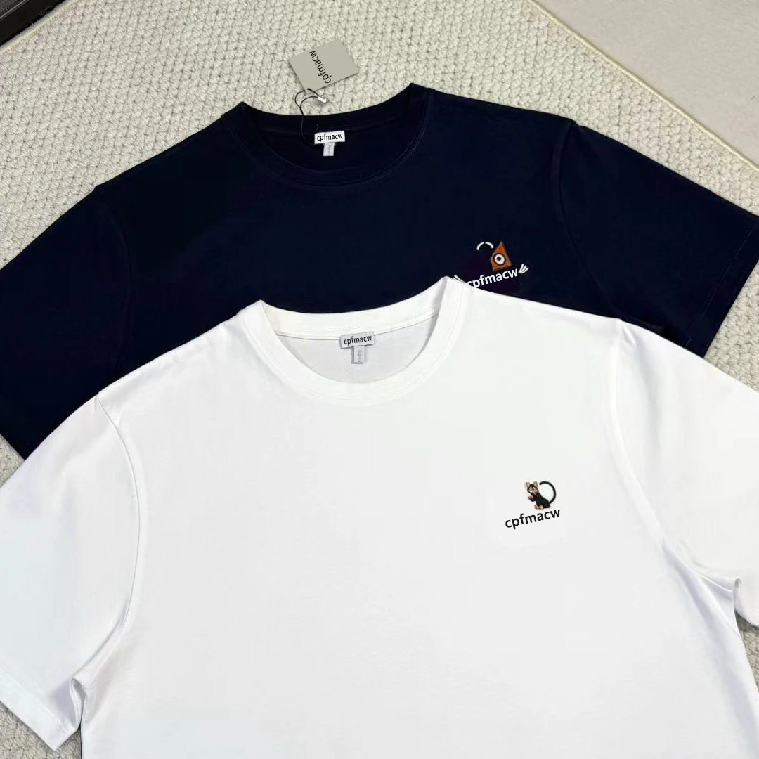 Модная брендовая футболка из хлопка с вышитым логотипом, свободного кроя, с круглым вырезом и коротким рукавом, новинка ранней весны, повседневная.
Модная брендовая футболка из хлопка с вышитым логотипом, свободного кроя, с круглым вырезом и коротким рукавом, новинка ранней весны, повседневная.