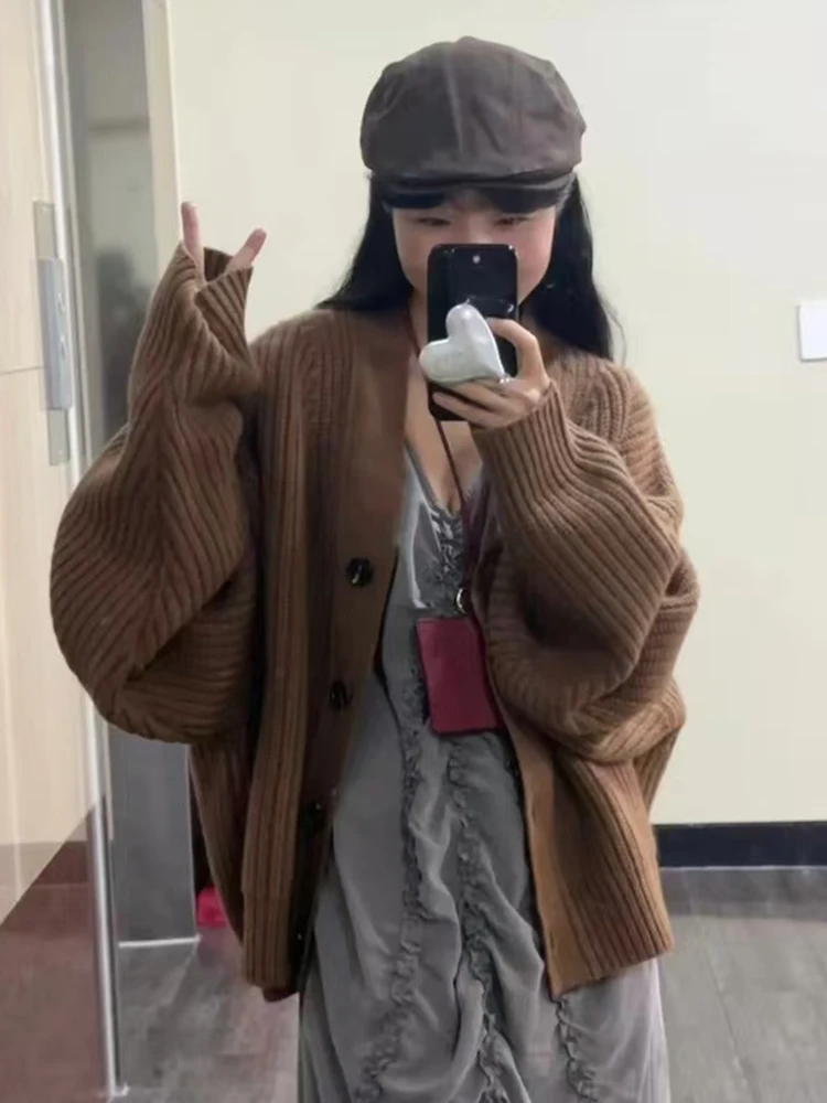 Свободный вязаный кардиган с V-образным вырезом, женский повседневный шерстяной свитер-пальто с длинными рукавами, простой и элегантный, с рукавами, спущенными на плечи
Свободный вязаный кардиган с V-образным вырезом, женский повседневный шерстяной свитер-пальто с длинными рукавами, простой и элегантный, с рукавами, спущенными на плечи