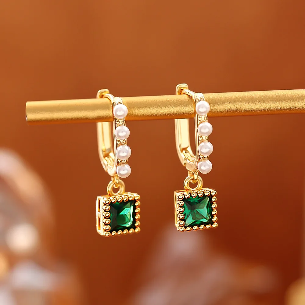 Fashionable and exquisite small square pearl earrings niche light luxury personalized design earrings retro temperament earrings
Fashionable and exquisite small square pearl earrings niche light luxury personalized design earrings retro temperament earrings