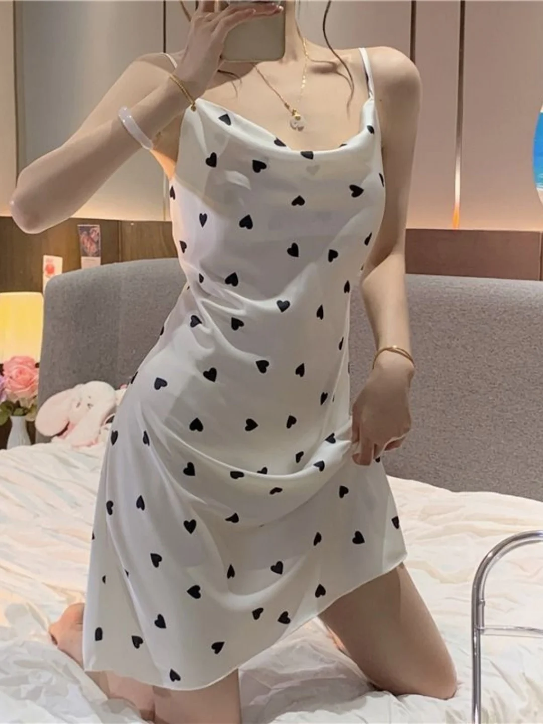 Summer Thin Ice Silk Heart Print Halter Sleep Dress Women's Home Clothes Large Size 300 Pounds Sweet Style Short Skirt
Summer Thin Ice Silk Heart Print Halter Sleep Dress Women's Home Clothes Large Size 300 Pounds Sweet Style Short Skirt